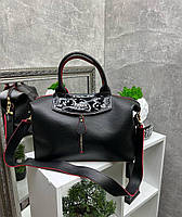 Женская сумка саквояж вместительная городская стильная на широком ремне черная с красным кожзам