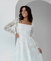 Изысканное белое платье-миди с цветочным принтом: квадратный вырез А-силуэт и длинные рукава-фонарики для
