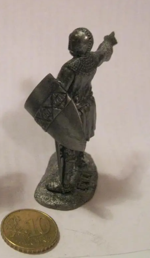 Коллекционная фигурка статуэтка солдат воин рыцарь металл щит меч указывает путь сплав олова - фото 9 - id-p367375840