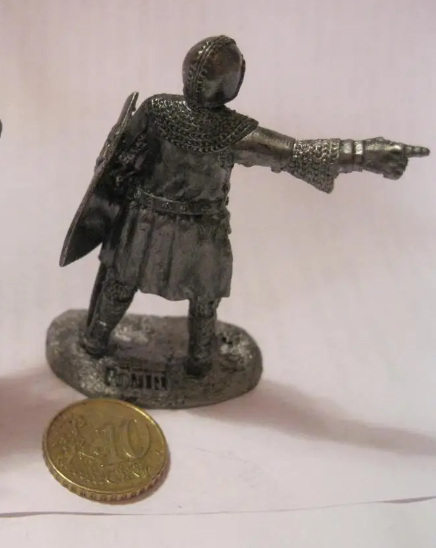 Коллекционная фигурка статуэтка солдат воин рыцарь металл щит меч указывает путь сплав олова - фото 8 - id-p367375840