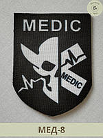 Шеврон медик (MEDIC) с белым черепом черный щит. Нарукавный знак для медицинских сил на липучке (арт. МЕД-8)