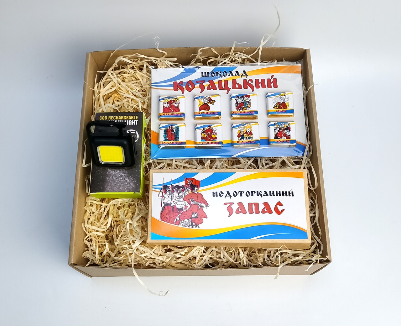 Подарунковий бокс № 2 до Дня козацтва "Справжньому козаку": шоколад "Козацький", шкарпетки, ліхтарик, фото 1