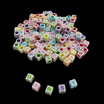 Намистини з різнокольоровими англійськими літерами куб 5*5 мм (приблизно 125 шт)