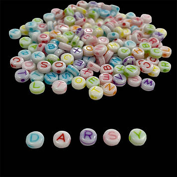 Намистини з різнокольоровими англійськими літерами круглі 7*3 мм (приблизно 150 шт)