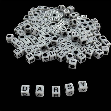 Намистини з чорними англійськими літерами куб 5*5 мм (приблизно 125 шт)