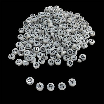 Намистини з чорними англійськими літерами круглі 7*3 мм (приблизно 150 шт)