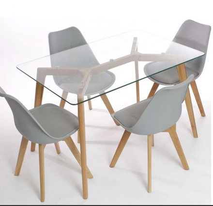 Серые пластиковые стулья ТОР за обеденным столом