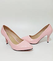 Женские лаковые туфли на шпильке в розовом цвете.