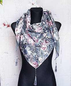 Косинка на флісі тепла з китицями грессі пудрові квіти на сірому