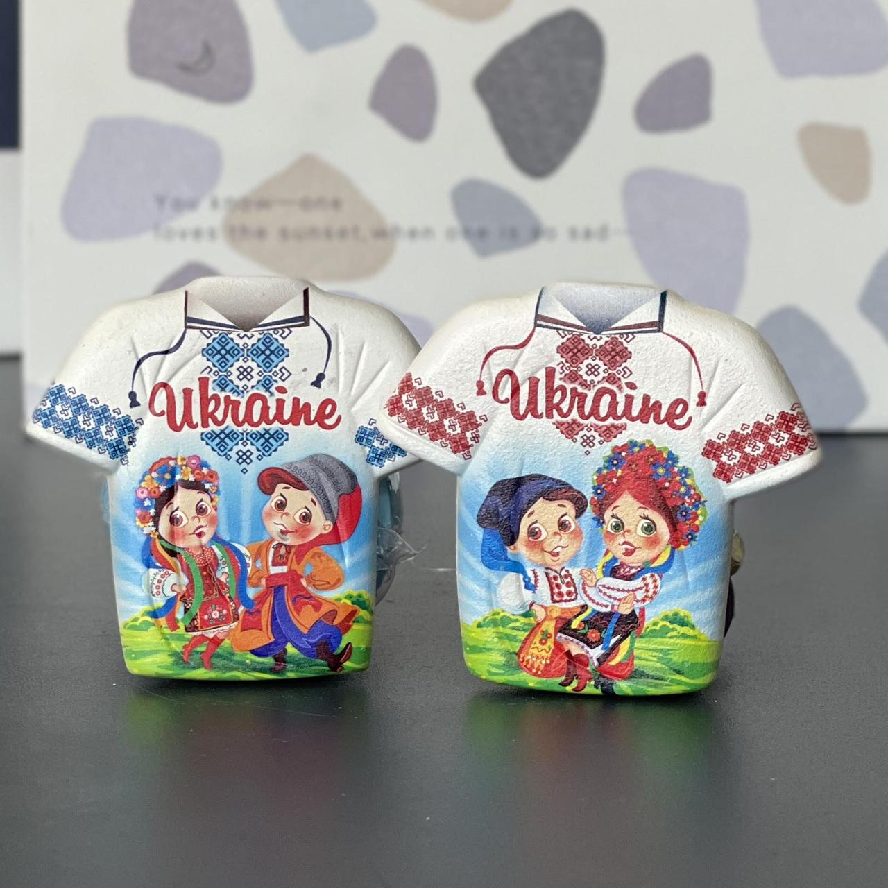 Магніт - футболка "Вишиванка. Пара. Україна" англ., кераміка, фото 1