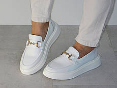 Стильні білі шкіряні туфлі лофери жіночі