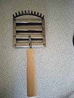 Щітка скребок-чосалка для чищення худоби (корів) з оцинкованої сталі 22 см із дерев'яною ручкою