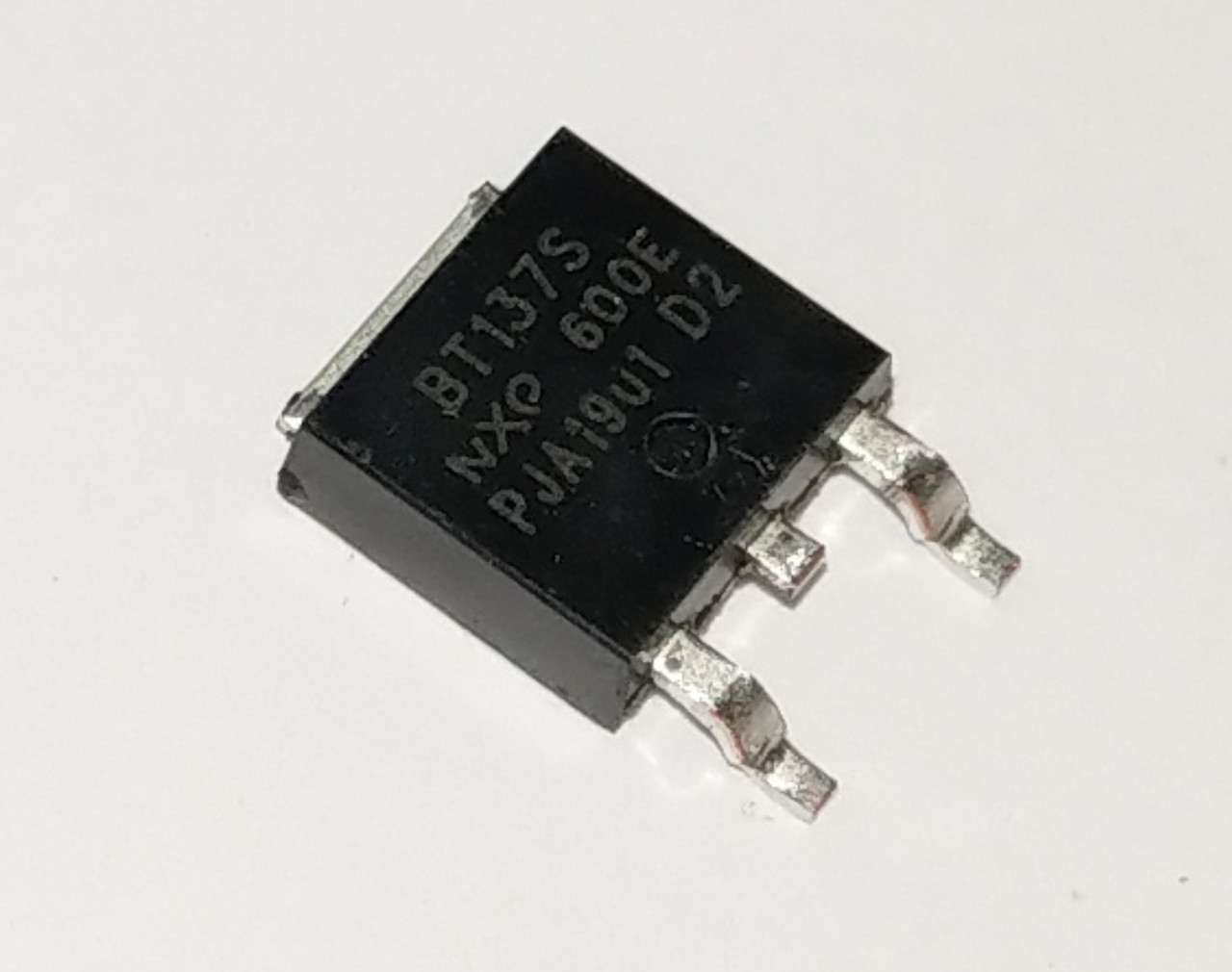 BT137S-600E симистор 600В 8А TO252