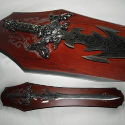 Декоративний старовинний меч на деревнном пано MS2213551