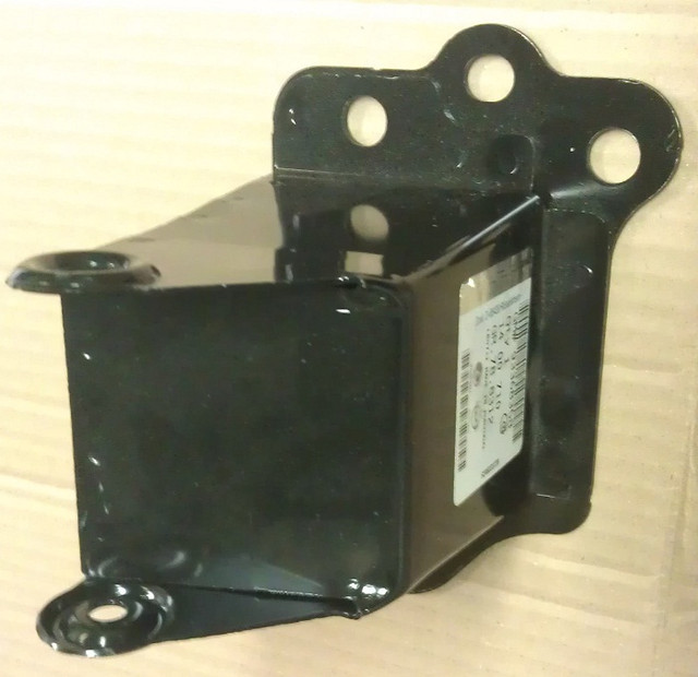 Буфер лівого лонжерону (будиночок), кронштейн кріплення підсилювача переднього бампера лівий GM 1400710 93368358 OPEL Meriva-A