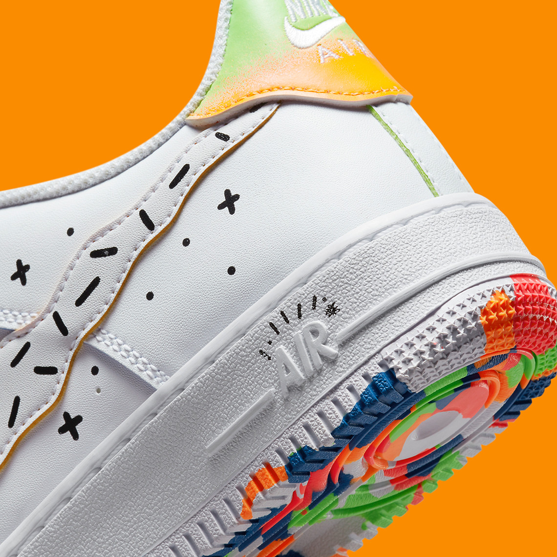 Кроссовки мужские Nike Psychedelic Doodles Appear Atop Yet Another Air Force 1 (DV1366-111) 4 UM, код: 7719362 - фото 10 - id-p1916249138