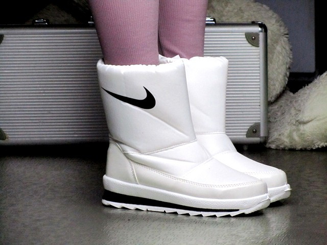 White nike snow boots hotsell