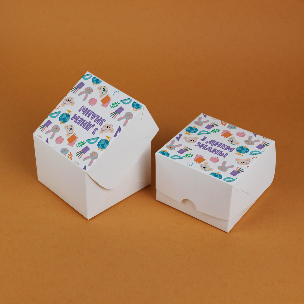 Коробочки на подарунки "З Днем знань" 110*110*80 мм Коробочки для гостинців солодкий стіл шкільні