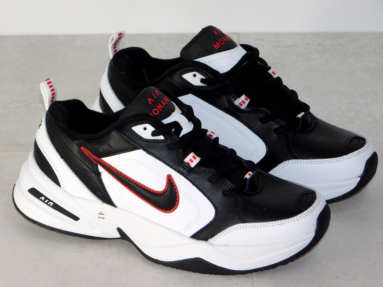 Чоловічі кросівки Nike Air Monarch білі з червоним і чорним 43р