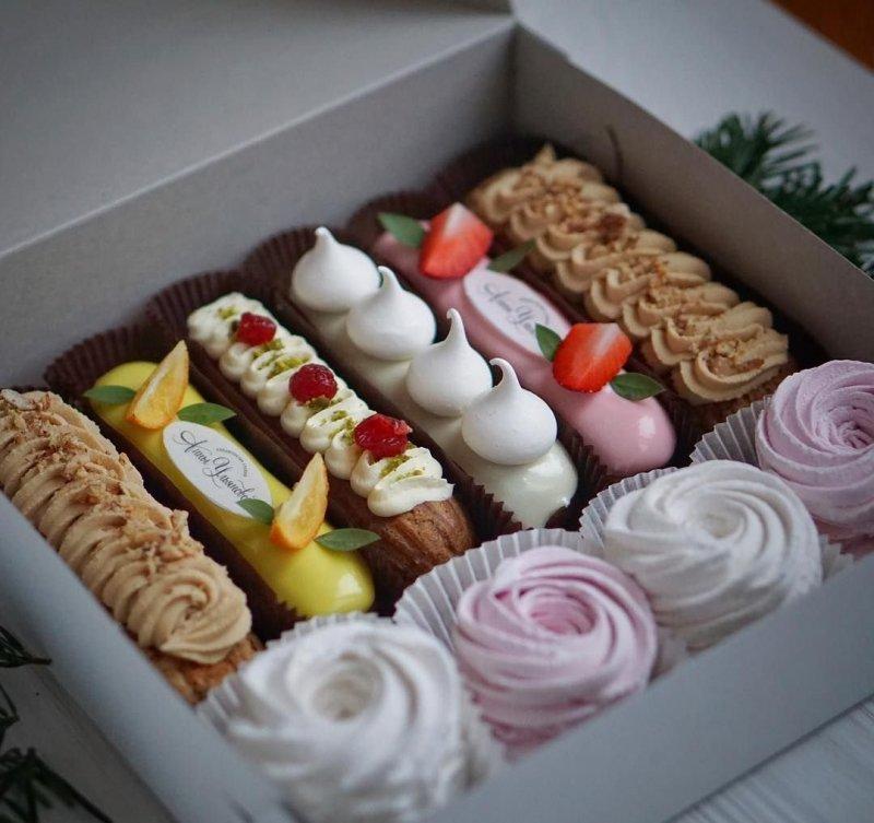 Белая коробка самосборная для эклеров десертов с окном 250х150х60 мм - фото 8 - id-p1919367105