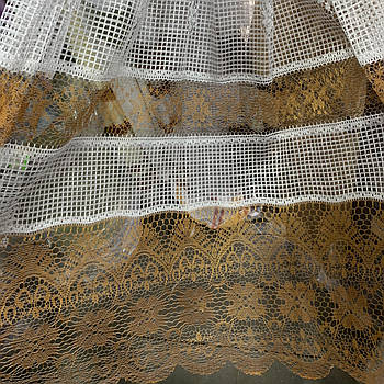 Коротка тюль сітка на метраж в біло-коричневого кольору, висота 1,5 м (131-4)