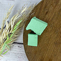 Пастельно-зелений