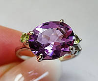 Кольцо с бразильским аметистом 3.45ct в овальной огранке 12х10 мм, топазом и хризолитами (перидот)