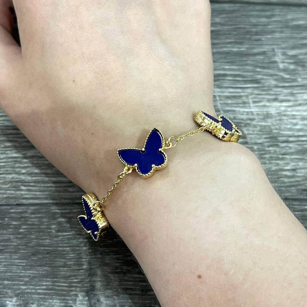 Золотистий жіночий браслет з яскравими синіми метеликами підвісками - оригінальний подарунок дівчині