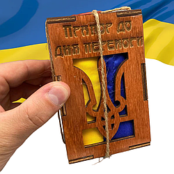 Прапор України 140х90см у дерев'яній коробці з гравіюванням / Сувенірний Стяг України до Дня Перемоги