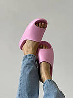 Розовые женские шлепки Adidas Yeezy Slide Pink. Модные женские тапки на лето Адидас Изи.