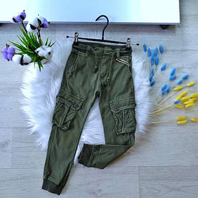 Зелені джинси карго для хлопчика з манжетами внизу та кишенями з боків колін