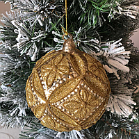 Елочный шар 8см рельефной формы с декором из глиттера, цвет - золото