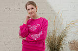 Дитячий світшот для дівчинки малинового кольору з об'ємними рукавами та білою вишивкою р. 104-170, фото 2