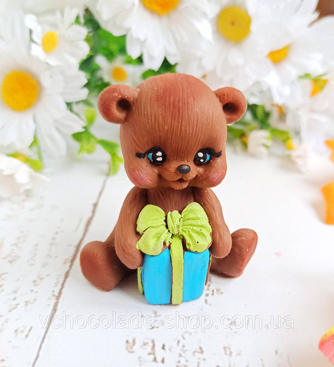 Фігурка з шоколаду Ведмедик з подарунком Прикраси з бельгійського шоколаду Шоколадний декор іграшки Шоколад ручної роботи