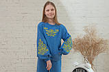 Світшот з об'ємними рукавами для дівчинки в синьому кольорі з жовтою вишивкою р. 104-170, фото 3
