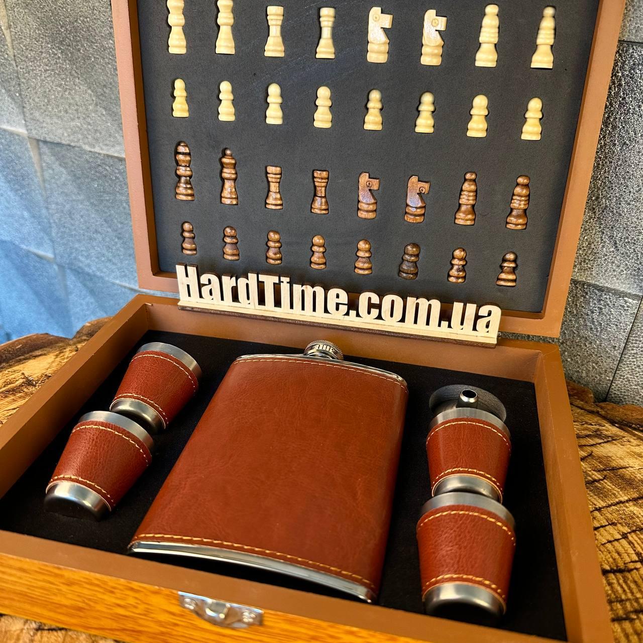 Подарунковий набір фляга для алкоголю 4 чарки шахмати в деревяній коробці