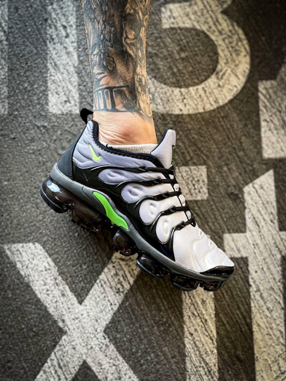 Nike vapormax grey and green sale