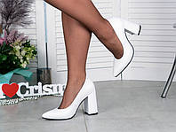 Белые кожаные туфли на устойчивом каблуке женские