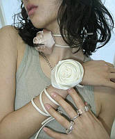 Чокер ожерелье розовый цветок цветком кружевная роза на нитке шнурке шнурок у2к y2k uv400 в стиле 90 2000