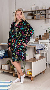 Жіночий короткий махровий халат на запах з капюшоном, теплий домашній халат чорний з кольоровими лапками