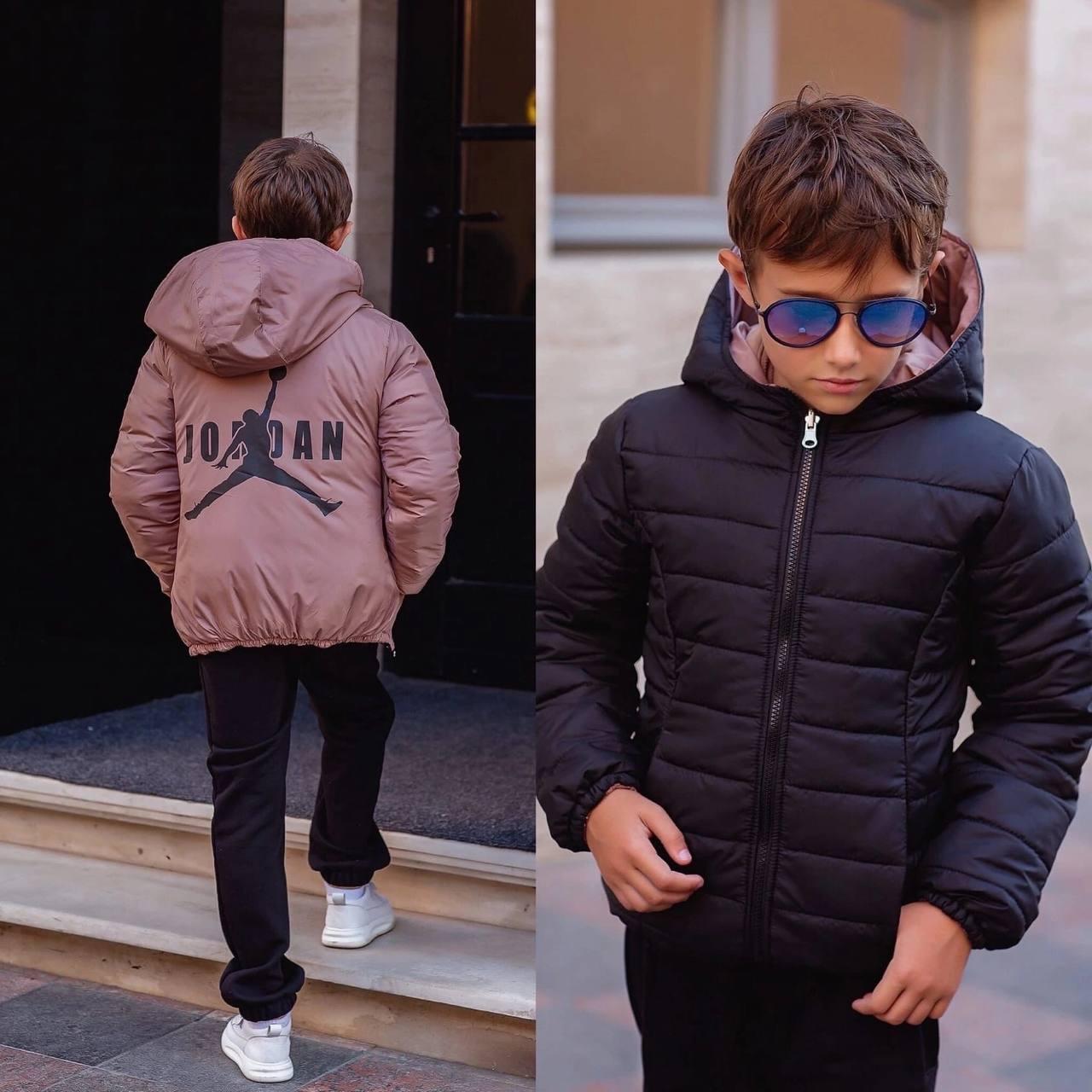 Стильная двухсторонняя демисезонная курточка "Jordan" на мальчика Двухсторонняя куртка с капюшоном на змейке 116-122, Бежевый - фото 1 - id-p1924034108