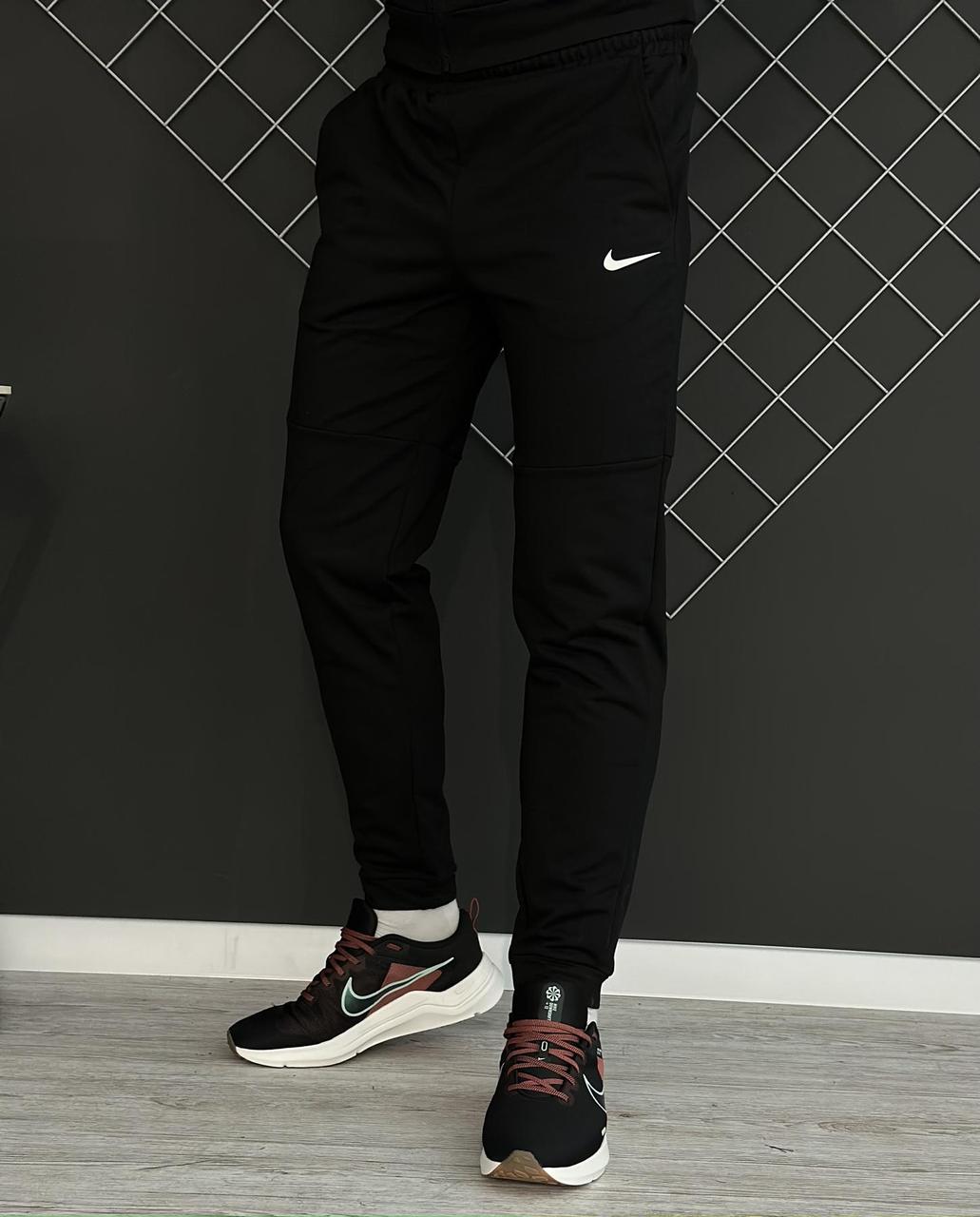 Спортивні штани чоловічі чорні з білим логотипом Nike. Чоловічі штани Осінь Найк. Спортивні штани чоловічі