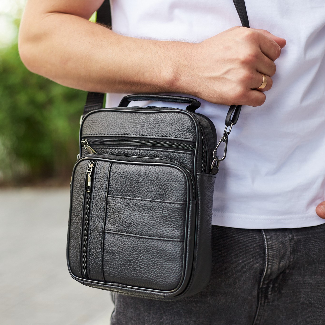 Середня чоловіча сумка на плече із натуральної шкіри Tiding Bag чорного кольору
