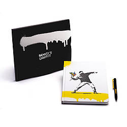 Набір Pininfarina Writing Set BANKSY The Flower Thrower, блокнот формату А5, 128 сторінок в лінію + ручка