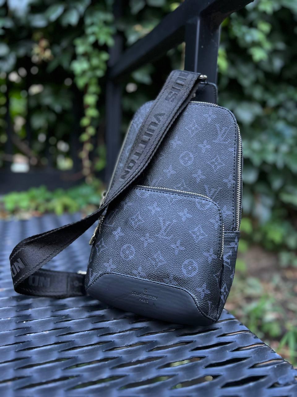Чоловіча сумка-слінг Louis Vuitton чорна шкіряна монограм сумка через плече Луї Віттон