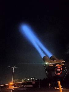 Зенитний прожектор пошуковий 90Вт дальністю до 2000м - від мережі 220В