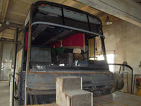 Изготовление и замена лобового стекла на автобусе Neoplan 316 из двух частей в Никополе (Украина) 9