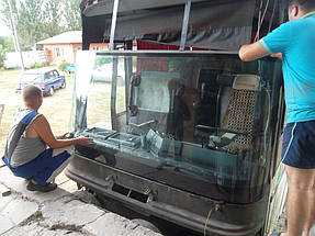 Изготовление и замена лобового стекла на автобусе Neoplan 316 из двух частей в Никополе (Украина) 10