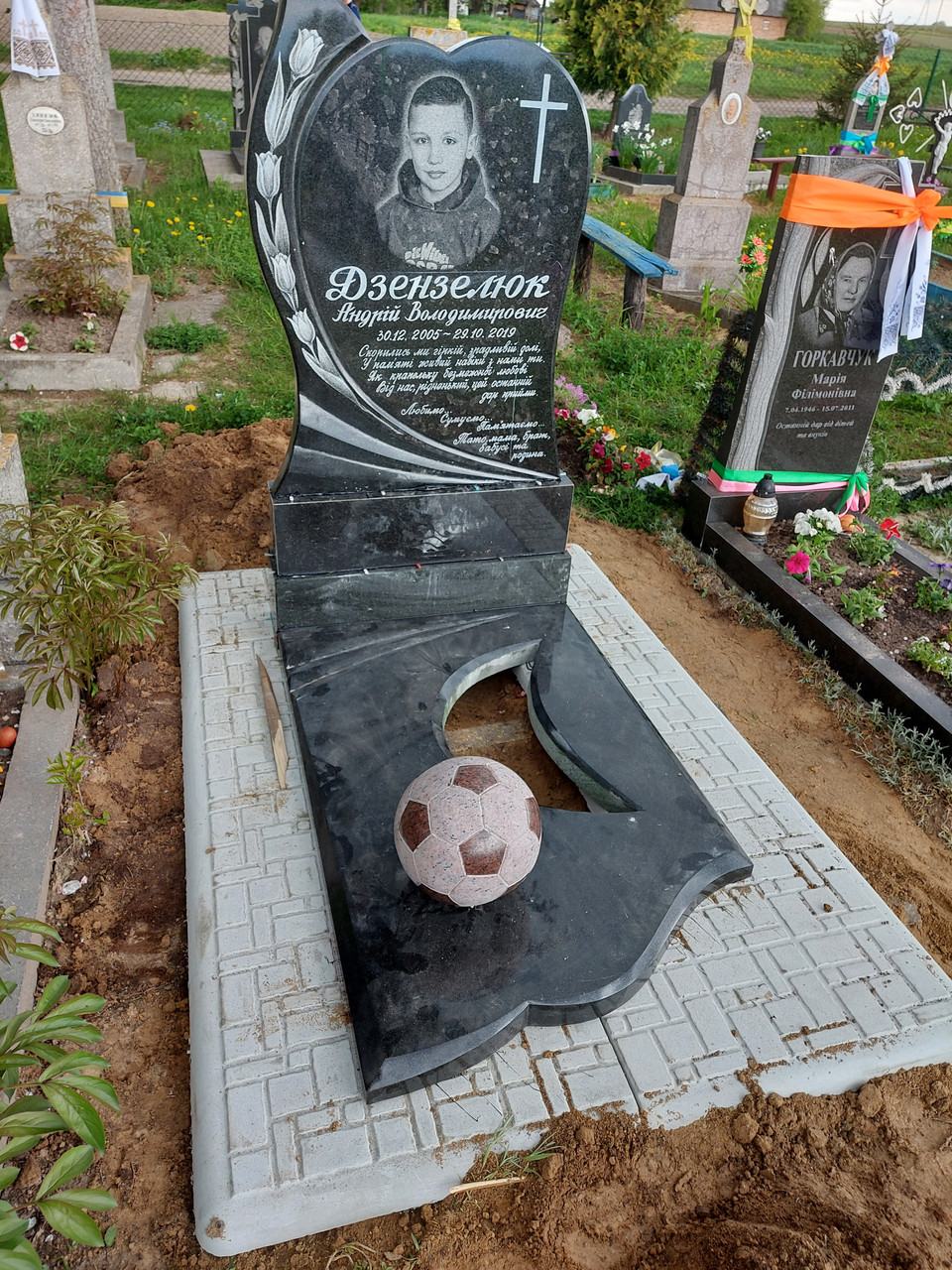 Дитячий пам'ятник з чорного граніту Вічний майданчик