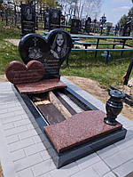 Детский памятник сердце из черного из красного гранита Нежное сердце 600*1200